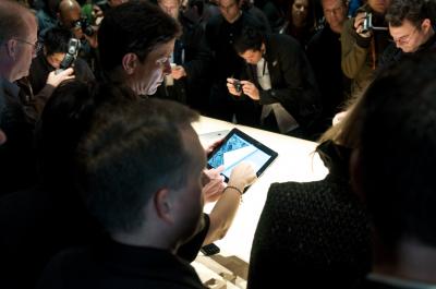 Crowds_around_the_iPads